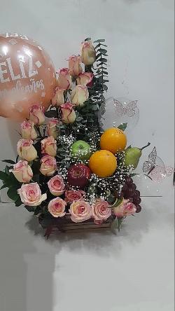 Ramo de rosas con frutas